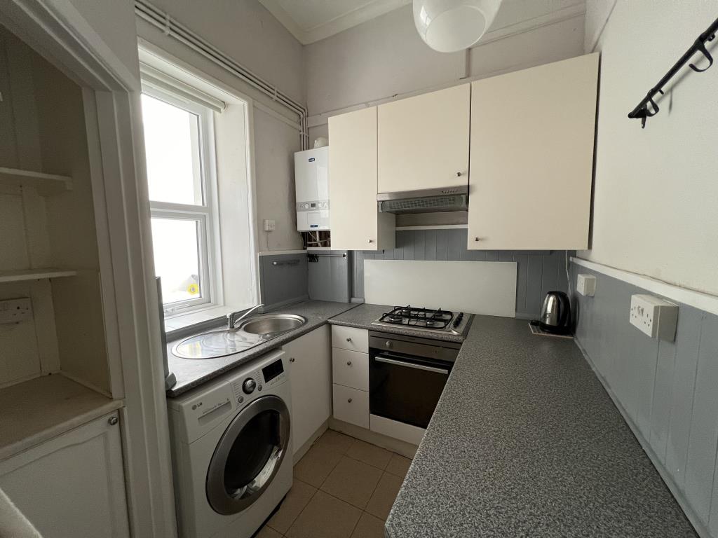 Lot: 91 - GROUND FLOOR FLAT FOR UPDATING - Kitchen at Flat 2 Highclyffe Court